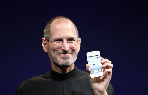 Am 9. Januar 2007 betritt Apple-Visionär Steve Jobs die Bühne der Macworld-Konferenz in San Francisco. Man werde dem Publikum heute drei nagelneue Produkte vorstellen: „Das erste ist ein Breitbild-iPod mit Touchscreen. Das zweite ist ein revolutionäres Handy. Und das dritte ist ein neues Internet-Kommunikationsgerät, das einen echten Durchbruch bedeutet.“ Wie ein Mantra wiederholte Jobs diese Aufzählung so oft, bis es auch dem letzten Besucher dämmerte: „Das sind nicht drei separate Geräte, sondern nur ein einziges. Wir werden heute das Telefon neu erfinden. Und wir nennen es iPhone.“ Doch Apple erfand nicht nur das Telefon neu, sondern gleich einen Weg, wie man einen vollwertigen Computer bequem unterwegs nutzbar machen kann. Kontinuierlich entwickelte der US-Konzern sein neues Steckenpferd weiter, spendierte neue Funktionen, veränderte das Design, bohrte die Technik auf. Das iPhone wurde zum Megaseller und sorgte dafür, dass Apple sich zum wertvollsten Unternehmen der Welt entwickelte. Umweltschützer und Arbeitsrechtler nahmen die Bedingungen bei Apple immer wieder unter die Lupe, deckten Skandale auf, die den Siegeszug der Apfel-Geräte aber kaum aufhalten konnten. So wird die Debatte um Apple inzwischen weniger von politischen Themen bestimmt, sondern von der Frage, ob Apple nach dem Tod von Steve Jobs noch echte Innovationen wie iPod, iPhone und iPad vorlegen kann. Jobs starb am 5. Oktober 2011, einen Tag, nachdem der sichtlich mitgenommene Tim Cook das iPhone 4S vorgestellt hatte. Für den Herbst 2017 wird die mittlerweile achte Generation des iPhones erwartet.
