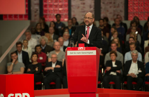 Als die sozialdemokratische Welt noch in Ordnung war, wurde aus dem Europapolitiker Martin Schulz der SPD-Kanzlerkandidat und Parteivorsitzende „St. Martin“. Euphorisch feiert die Parteibasis ihren neuen Chef beim SPD-Parteitag im März in Berlin mit 100 Prozent Zustimmung. Ein halbes Jahr später will sich die SPD schon wieder neu aufstellen und auch die Personalie Martin Schulz steht nach dem Wahldesaster wieder zur Debatte. Mit 20,5 Prozent erzielte die Partei ihr schlechtestes Nachkriegsergebnis. Im ARD-Morgenmagazin kommentierte Generalsekretär Hubertus Heil zur Zukunft von Schulz: „Er hat erklärt, dass er wieder kandidieren wird. Er hat großen Rückhalt.“ Allerdings müsse man in der SPD darüber reden, ob wir „auf der Höhe der Zeit sind.“ FDP-Konkurrent Christian Lindner ist hingegen überzeugt, dass Schulz schon in wenigen Wochen nicht mehr die Höhe der Zeit sein wird. In der Bild am Sonntag geht er davon aus, dass Schulz in spätestens vier Wochen abdanke – und sich die SPD dann auch der Großen Koalition erneut öffne. 
