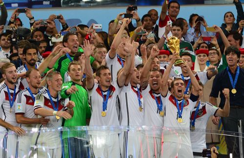 Es ist der 13. Juli 2014: In einem dramatischen Finale gegen Argentinien gewinnt Deutschland seinen vierten WM-Titel, und Joker Mario Götze schreibt mit seinem Tor in der Verlängerung Geschichte. Schürrle setzt sich in der 113. Minute auf der linken Seite großartig durch, passt auf Götze – der den Ball technisch überragend mitnimmt und ins lange Eck vollstreckt. Danach kennt der Jubel keine Grenzen – Löw und der überragende Bastian Schweinsteiger liegen sich in den Armen und haben Tränen in den Augen. Am 15. Juli 2018 wiederholt sich der magische Moment: Diesmal ist es Thomas Müller, der mit seinem Schuss ins Glück alles perfekt macht, nachdem Deutschland sich im Halbfinale gegen starke Nigerianer durchgesetzt hat – das glaubt zumindest Hans Ulrich Gumbrecht. 