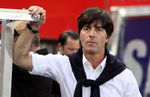 Ohne Vorankündigung wird Bundestrainer Joachim Löw nach der erfolgreichen Titelverteidigung das Handtuch werfen, vermutet Hans Ulrich Gumbrecht. Ob mit einem oder zwei WM-Titeln in der Tasche: Wenn Löw abdankt, kann er auf eine sensationelle Karriere zurückblicken. Der 1960 im Schwarzwald geborene Ex-Spieler und heutige Trainer führt die deutschen Recken seit 2006 an, nachdem er zuvor zwei Jahre als Co-Trainer an der Seite von Jürgen Klinsmann stand: Zweiter Platz bei der EM 2008, Dritter bei der WM 2010 in Südafrika und anschließende Auszeichnung mit dem Bundesverdienstkreuz am Bande. Bei der Europameisterschaft 2012 sichert sich sein Team den 15. Pflichtspielsieg in Folge – Weltrekord! Bei der WM 2014 dann endlich die Belohnung für sein Lebenswerk: Deutschland wird Weltmeister. 