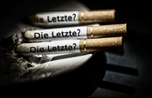 Die Letzte? Nur für sieben Prozent der Deutschen ist es der wichtigste Vorsatz für 2018, endlich mit dem Rauchen aufzuhören. Auf Platz eins steht wie schon in den Vorjahren der Stressabbau (59 Prozent), gefolgt von mehr Zeit für Familie und Freunde (58 Prozent). Das zeigen die Ergebnisse der jährlichen DAK-Studie zu den guten Vorsätzen der Deutschen. Die Top 3 beschließt der Vorsatz, sich im neuen Jahr mehr zu bewegen (53 Prozent). Die Befragung gibt auch Auskunft über die Halbwertszeit von Vorsätzen. 52 Prozent derjenigen, die für 2017 gute Vorsätze gefasst hatten, haben sich länger als drei Monate beziehungsweise bis jetzt an diese Vorsätze gehalten.