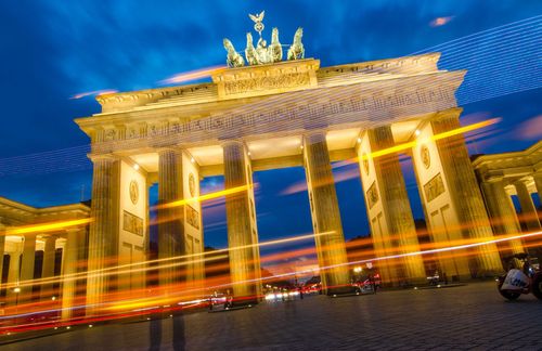 Rund 1.200 Menschen demonstrierten im Dezember 2017 vor dem Brandenburger Tor in Berlin gegen die Anerkennung von Jerusalem als Hauptstadt Israels durch Präsident Donald Trump. Zahlreiche Flaggen der Palästinensischen Autonomiebehörde wurden geschwenkt. Zudem wurden zwei israelische Flaggen verbrannt. Festnahmen gab es nur wegen Verstoßes gegen das Vermummungsverbot. Das Verbrennen der Flaggen konnte nicht geahndet werden. 450 Polizisten waren am Abend vor Ort, zudem stand ein Wasserwerfer bereit. Mitglieder der Organisation Jüdisches Forum veröffentlichten auf Twitter ein Video der Demonstration. Demnach riefen die Demonstranten antisemitische Parolen sowie „Tod Israel“ und „Kindermörder Israel“ – Antisemitismus im Herzen der Hauptstadt. 