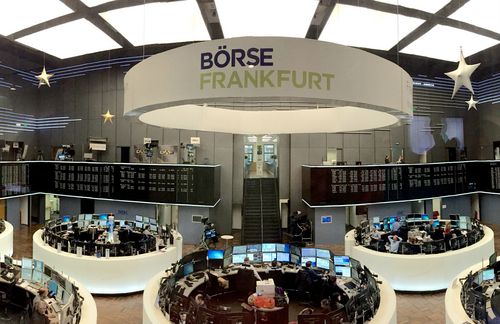 Die Frankfurter Börse – hier ist der Dax zuhause. Doch während der Dow Jones schon vor 122 Jahren gegründet wurde, hob die Frankfurter Wertpapierbörse den Dax erst am 1. Juli 1988 aus der Taufe. Er beendete ein wildes Durcheinander von Indizes, die allesamt Orientierung geben sollten. Es gab einen Index der Börsen-Zeitung, einen der Frankfurter Allgemeinen Zeitung und einen der Commerzbank. „Wir wollten ein nach außen wirkendes Symbol haben – vergleichbar dem Dow Jones“, erklärt Rüdiger von Rosen, der damals mit an der Erfindung des Dax beteiligt war. Anfangs tat sich der Dax noch schwer. Er stand in Konkurrenz zur Parkettbörse. Erst mit der Einführung des Xetra-Handels im November 1997 begann sein Siegeszug. Der Mega-Börsengang der Deutschen Telekom sorgte für eine Börseneuphorie in den späten 1990er-Jahren, die den Dax bis auf das Rekordhoch von 8.136 Punkte im März 2000 trieb.