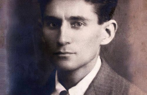 Auch im unvollendeten Roman „Das Schloß“ von Franz Kafka tobt ein Querulant: Protagonist K., der sich in einem kleinen Dorf als Landvermesser ausgibt. Was K. in dem Dorf vorfindet, der zur Herrschaft eines Schlosses gehört, ist ein Bürokratieapparat, der das Leben der Dorfbewohner massiv einschränkt. Doch „Das Schloß“, aus dem die bürokratischen Beamten herrschen, ist unnahbar. K. strebt danach, „Das Schloß“ zu erreichen – und scheitert. K. fühlt sich ohnmächtig angesichts der Undurchschaubarkeit des Systems und nähert sich den Dorfbewohnern zunehmend an. Nach mehreren Gesprächen mit verschiedenen Frauen aus dem Dorf bricht der Roman ab. 