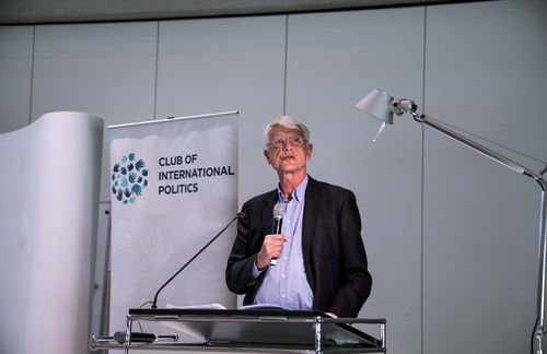 Werner Sonne, Jahrgang 1947, begann seine journalistische Ausbildung beim Kölner Stadt-Anzeiger, sammelte weitere Erfahrung bei der Agentur UPI in Bonn und wechselte schließlich in die Hörfunksparte des WDR. Dort wurde er Reporter der „Aktuellen Abteilung“ und berichtete als Korrespondent aus den Studios in Bonn und Washington. 1981 kam er zur Fernsehsparte des WDR. Dort nahm er mehrere Aufgaben wahr. Unter anderem war er Sonderkorrespondent bei „ARD aktuell“ in Hamburg und stellvertretender Chefredakteur der Landesprogramme im WDR-Fernsehen. Als Auslandskorrespondent und Studioleiter berichtete er aus Bonn, Washington und Warschau. Außerdem war Werner Sonne beim ARD/ZDF-Informationskanal Phoenix Moderator der Sendung „Schwerpunkt“. 1999 wurde er TV-Korrespondent im ARD-Hauptstadtstudio Berlin. Im Juli 2004 wurde Sonne Korrespondent beim „ARD-Morgenmagazin“. Am 8. Juni 2012 verabschiedete sich Sonne in den Ruhestand.