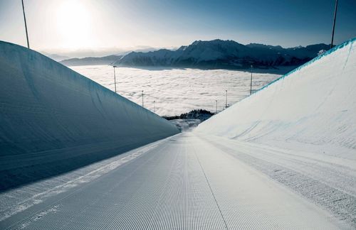 Hier runterfahren und dabei noch irgendwelche Luftsprünge riskieren? Ich bin doch nicht blöd – sagte sich völlig zu Recht die für Ungarn startende Elizabeth Swaney, rutschte beim ersten Qualifikationslauf langsam aus dem Starthäuschen und fuhr gemütlich im Zickzack nach unten, wo sie unfallfrei ins Ziel kam. Aber immerhin, sie war bei Olympia: Wie schafft man das, bei diesen Voraussetzungen? Indem man die Lücken des Systems durchschaut. Im teilnehmerarmen Freestyle braucht es konstante Weltcup-Platzierungen in den Top 30. Also reiste Swaney mithilfe einer Crowdfunding-Kampagne 13 Mal zu Weltcup-Rennen mit maximal 30 Teilnehmern. Wenn Andere stürzten, kletterte sie die Tabelle hoch. Ihr erfolgreichstes Rennen schloss sie als 13. von 15 Startern ab – und löste so das Ticket für Olympia.