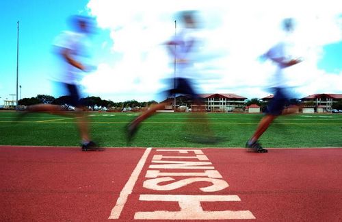 Und am Ende geht es dann im Zieleinlauf um Millimeter und Hundertsel-Sekunden. Wirklich? Die künstliche Aufregung um den Photo-Finish verdeckt, dass es die Rahmen-,  Zugangs- und Teilnahmebedingungen sind, die jedes Rennen bestimmen. Das fällt aber immer erst dann auf, wenn jemand wie der 16-jährige Norbert Südhaus 1972 in München die Marathon-Sieger-Ehrenrunde vor dem „echten“ Olympiasieger Frank Shorter dreht oder wenn Rosie Ruiz sich 1980 für den Sieg beim Boston-Marathon feiern lässt, obwohl sie nur eine Meile davon gelaufen ist. Aber Erster ist Erster, Jubel ist Jubel und Vorn-Dabeisein ist alles. 