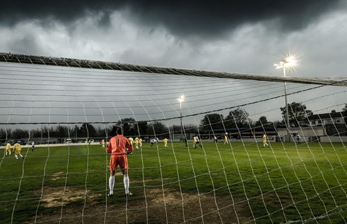 Stammspieler, gute Leistungen, Entwicklungspotenzial? Das macht ca. 2.000 Euro! So viel Gehalt verdient ein durchschnittlicher Spieler dem Portal reviersport.de zufolge in den deutschen Regionalligen im Monat. Schon in Deutschlands vierter Spielklasse studieren viele Spieler neben dem Platz oder bessern mit Jobs das Gehalt für ihre Leidenschaft auf. Für ein Neymar-Jahresgehalt von 37 Millionen Euro müsste ein Regionalligakicker 1.541 Jahre lang Fußball spielen. Noch härter sieht es im Amateurbereich: Mehrere Trainings pro Woche, jedes Wochenende ein Spiel, Auswärtsfahrten – zum Vergnügen. Insgesamt 24.958 sind Teil des Deutschen Fußballbundes DFB. 157.313 Mannschaften mit mehr als sieben Millionen Mitgliedern gibt es in der Bundesrepublik. „Neymar hat mit dem, was in der Kreisliga passiert, nun mal gar nichts mehr zu tun. Der Fußball sägt den Ast ab, auf dem er sitzt“, behauptet etwa Journalist und Buchautor Christof Ruf. Düstere Zeiten für Fußball-Deutschland? 