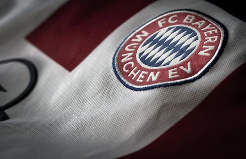 Herzlichen Glückwunsch zur Deutschen Meisterschaft, lieber FC Bayern München! Rein rechnerisch ist das Rennen um die Schale in der laufenden Bundesligasaison zwar noch nicht entschieden, doch schon seit Spieltagen liegen die Münchener fast uneinholbar an der Tabellenspitze. Gäbe es die Deutsche Meisterschaft im Abonnement, Bayern München hätte es gekauft. Mit großem Budget kaufen die Münchener ihren Konkurrenten regelmäßig die Spieler weg, besetzen ihre Auswechselbank mit Stars, die für eine weitere Bundesligamannschaft reichen würde. Nationale Sparringspartner fehlen – und so mangelt es den Bayern oft am Durchsetzungsvermögen im internationalen Geschäft. Im Jahr 2012/2013 gewann man zum letzten Mal die Champions League, doch seitdem dreht sich die Kommerzspirale im Fußball immer schneller – und die Bayern schauen zu. Zwar gewann man kürzlich verdient mit 5:0 gegen Besiktas Istanbul, doch war in den vergangenen Jahren stets vor dem Finale Schluss. In diesem Jahr machen die Begegnungen im Achtelfinale aber Hoffnungen: Aus den Partien Chelsea gegen Barcelona und Real Madrid gegen Paris Saint-Germain eliminieren sich zwei Titelanwärter von ganz alleine. Für den FCB lautet das Motto dann: Mit mittel-viel Kommerz gegen ganz viel Kommerz. Viel Erfolg!