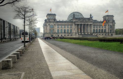 Wahlrechtsdämmerung über dem Bundestag? Wie könnte eine Reform des Wahlrechtes aussehen? Nicht nur ZU-Professor Joachim Behnke macht sich Gedanken, auch Bundestagspräsident Schäuble denkt laut – und macht einige „Fixpunkte“ für eine Reform: „Das Prinzip, dass sich der Bundestag entsprechend den jeweiligen Stimmenanteilen der Parteien zusammensetzt, hat eine hohe Akzeptanz in der Bevölkerung“, sagte er. „Das gilt auch für die Existenz von Wahlkreisen.“ Dass sich die Bundesrepublik Deutschland in Länder gliedere, sei ein Prinzip unseres Grundgesetzes. „Daraus folgt, dass auch die Länder entsprechend ihrer Bevölkerungszahl im Parlament repräsentiert sein sollten.“ Will heißen: Schäuble möchte eine Reform, die sowohl den Parteienproporz als auch den Länderproporz wahrt.