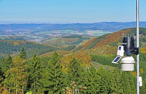 Mit solchen kleinen Kästen wird die Luftqualität auf dem Land und Städten gemessen. Hier sollen zukünftig geringere Feinstaub-Belastungswerte festgehalten werden. Dafür könnte die Klage der Deutschen Umwelthilfe sorgen. Die sieht sich als Gewinner des Gerichtsurteils und hat als Verlierer vor allem die Bundesregierung ausgemacht: "Wir erleben hier ein Debakel für die Regierungspolitik der großen Koalition, die sich einseitig auf die Seite der Autoindustrie geschlagen hat", sagte DUH-Chef Jürgen Resch. Doch was kommt nun auf die betroffenen über 60 Kommunen zu? In etlichen Städten seien die Grenzwertüberschreitungen nur gering, so dass man vielleicht schnelle Lösungen finden werde, erklärte Bundeskanzlerin Angela Merkel und sagte Städten und Kommunen Unterstützung bei der Umsetzung des Gerichtsurteils zu. In einigen Städten gebe es aber gravierende Probleme, die man sich genau anschauen müsse: "Die Luftreinhaltepläne müssen auch mit Hilfe des Bundes mit Nachdruck umgesetzt werden", sagte die Kanzlerin.