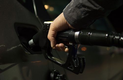 Schafft Deutschland den Diesel ab? Das muss man sich zumindest fragen, wenn man in den Schlagzeilen Worte wie „Fahrverbote“ und „Diesel-Hammer“ liest. Doch was bedeutet das Urteil des Bundesverwaltungsgerichtes wirklich? Grundsätzlich können Städte Fahrverbote für Diesel-Autos zur Luftreinhaltung verhängen – allerdings mit Einschränkungen. Verbote seien grundsätzlich zulässig, müssen aber verhältnismäßig sein. Außerdem sieht das Gericht Ausnahmen, zum Beispiel für Handwerker, vor und erachtet keine bundeseinheitliche Regelung für notwendig. Auch eine finanzielle Ausgleichspflicht sehen die Richter nicht gegeben. Außerdem sieht das Urteil Übergangsfristen und eine phasenweise Einführung von Fahrverboten vor. 