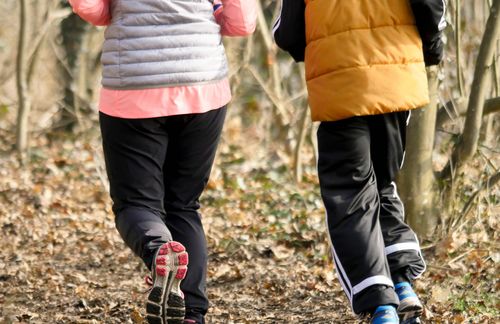 Es ist eines von vielen abstrusen Beispielen für die Erfindung neuer Aktionstage: Am 21. Januar wird der „Internationale Jogginghosentag“ gefeiert. 2009 wurde der Tag von vier jungen Männer aus Österreich ins Leben gerufen. Die damaligen Gymnasiasten beschlossen, mit ihrer gesamten Schulklasse am 21. Januar, an Fasching, in Jogginghose zur Schule zu kommen. Allgemeine Begeisterung war die Folge – und die Wiederholung des Events. Ein Jahr später ernannten die Schüler den Tag offiziell zum „Internationalen Jogginghosentag“ – bereits damals sagten mehr als 600.000 Facebook-Fans für die Veranstaltung zu. Vom Social-Media-Phänomen emanzipierte sich der Tag zum echten Event: Angeblich sollen mittlerweile Menschen in mehr als 50 Ländern an diesem Tag selbstbewusst in ihrer Jogginghose zur Schule, zur Uni oder ins Büro marschieren. Zumindest die Kleidungsindustrie freut es – denn die bietet jede Menge Jogginghosen-Specials an und verdient sich damit zumindest eine goldene Hose.