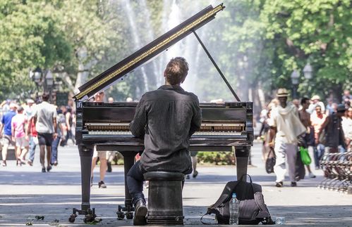 Der Klassikliebhaber stirbt langsam aus – sehr langsam. Das zumindest legt eine Statistik des Portals „Statista“ aus dem vergangenen Jahr nahe: Die Statistik zeigt das Ergebnis einer Befragung in Deutschland zur Beliebtheit von Klassischer Musik. Im Jahr 2017 gab es rund 8,28 Millionen Personen in Deutschland ab 14 Jahren, die sehr gerne Klassische Musik, Klavierkonzerte oder Sinfonien hören. Vier Jahre zuvor waren es noch 8,56 Millionen Menschen. 