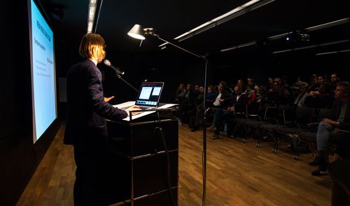 Der DJ und Komponist Gabriel Prokofiev zu Besuch an der Zeppelin Universität. Der in London lebende Enkel des russischen Komponisten Sergej Prokofjew kuratiert ortsspezifische Konzerte, bei denen klassische Instrumente auf elektronische Klänge treffen. „Ich möchte mit den ,Nonclassical Club Nights‘ die Ursprünge der Kammermusik wiederbeleben“, erklärt Gabriel Prokofiev sein Konzept. „Das waren viel mehr soziale Zusammenkünfte in Privathäusern als das bloße Vortragen von Musik vor einem passiven Publikum.“ Als Artist in Residence des diesjährigen Bodenseefestivals wird Prokofiev mit seinen „Nonclassical Club Nights“ außerdem neue Orte für zeitgenössische klassische Musik, wie den Kulturraum Casino in Friedrichshafen (9. Mai) oder den legendären Club Douala in Ravensburg (17. Mai), erobern.