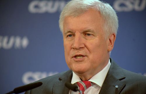 Nun gibt es auch in Deutschland ein Heimatministerium – und mit Horst Seehofer den passenden Chef. Doch auf Bundesebene zweifeln viele daran, dass Seehofer der richtige Mann und das neue Ministerium das Haus mit den passenden Kompetenzen ist. Zumindest Seehofer-Nachfolger Markus Söder freut sich und gibt die Marschrichtung für seinen Vorgänger im Amt vor: „An alle Zweifler aus Berlin! Eines kann ich sagen: Heimatpolitik und Heimatministerium sind Exportschlager! Und an die letzten, die zweifeln, kann man sagen: Glaubt daran. Aus Bayern kommt nur Gutes für Deutschland, liebe Freunde! Auch mit dem Heimatminister Horst Seehofer.“ Auch Seehofer ließ bereits durchblitzen, wie er den Begriff Heimat im Amt denken will: „Manche meinen, die Politik reduziert sich jetzt auf Trachten und Lederhos’n. Heimat geht viel weiter: Das sind die Bräuche, das ist die Kultur, die religiöse Einstellung, auch die Verbesserung der Lebensgrundlagen, das Ehrenamt, das die Menschen ausüben.“