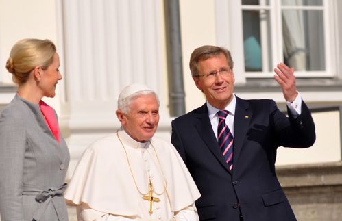 Schlagzeilen macht der emeritierte Papst Benedikt XVI. nur noch selten – wenn, dann aber richtig! So etwa pünktlich zum fünften Jahrestages seines Rückzuges. In einem Brief hatte sich Joseph Ratzinger zu seinem Nachfolger geäußert. Der Vatikan fotografierte den Letter – aber einige Zeilen sind nur verschwommen zu erkennen. Mittlerweile ist klar: Das Bild wurde manipuliert. Der emeritierte Papst hatte mit dem Schreiben eine Buchreihe über die Theologie von Franziskus begrüßt. Gleichzeitig gab er zu, er wolle keine kurze theologische Einleitung zu den Bänden schreiben – aus physischen Gründen hätte er sie nicht vollständig gelesen. Kommentatoren sahen darin einen Hinweis, Benedikt XVI. sei zu einer Gefälligkeitsäußerung gedrängt worden, ohne ein wirkliches Interesse an der Publikation zu haben. Dies habe der Vatikan verschleiern wollen. Tatsächlich enthielt auch die vom Vatikan schriftlich verbreitete Mitteilung des Briefinhaltes nur den ersten, lobenden Teil.