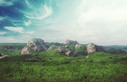 Die Natur Brasiliens strahlt an vielen Ecken und Enden des Landes – die Wirtschaft nicht. Mit einem Bruttoinlandsprodukt von 1,7 Milliarden US-Dollar ist Brasilien „nur noch“ die neuntgrößte Volkswirtschaft der Welt. Etwa 69 Prozent der Bruttowertschöpfung wird im Dienstleistungssektor erbracht, rund 25 Prozent in der Industrie und etwa 6 Prozent BIP-Anteil in der Landwirtschaft. Hohe Wachstumsraten und solider Beschäftigungszuwachs erhöhten bis vor wenigen Jahren signifikant das globale wirtschaftspolitische Interesse an Brasilien. Dank der Explosion der weltweiten Rohstoffpreise, steigender Löhne und eines verbesserten Zugangs zu Verbraucherkrediten konnte das BIP kräftig expandieren. Als sich vor wenigen Jahren jedoch das Ende des Wirtschaftsbooms angesichts sinkender Rohstoffpreise, steigender Verschuldung des Privatsektors und sehr niedriger Produktivität ankündigte, versuchte die Regierung, durch höhere Staatsausgaben und Subventionen das Wirtschaftswachstum künstlich hochzuhalten – mit dem Ergebnis eines dramatischen Haushaltsloches.