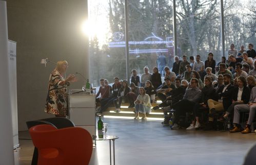 Claudia Roth zu Gast an der Zeppelin Universität. Eines ihrer Markenzeichen: klare Kante. „Die wollen ein anderes Deutschland“, sagte Roth 2016 über die Alternative für Deutschland, „nicht ich. Das ist wirklich eine neue Rolle für mich, dass ich jetzt plötzlich meine Heimat Deutschland verteidige. Wenn ich sehe, dass Grundrechte wie die Menschenwürde oder die Religionsfreiheit angegriffen werden, dann bin ich heute eine Verfassungsverteidigerin.“ Mails wie „Nach dem Auftritt in Dresden hättest du arrogantes Stück Scheiße einen Knüppel zwischen die Zähne bekommen sollen, der dir alle Zähne hätte ausschlagen müssen!“, bekommt Roth immer wieder – bis zu 100 Stück pro Woche. Furcht vor Wut und Hass hat sie trotzdem nicht, erklärte sie damals im „stern“: „Dieses Geschenk mache ich denen nicht. Denn dann haben die gewonnen.“