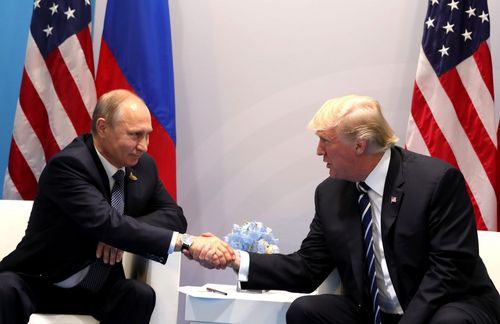 Das Verhältnis zwischen dem russischen Präsidenten Wladimir Putin und Donald Trump ist ein ganz besonders Spezielles. Einst hoffte man auf einen neuen Frühling zwischen den beiden Staatsmännern, aktuell könnte ein Spielfilm mit beiden in den Hauptrollen wohl eher „Ziemlich beste Feinde“ heißen. US-Präsident Trump steht in seiner Regierung und im US-Kongress unter großem Druck, Russland gegenüber Härte zu zeigen. Dennoch hat Trump weitere Sanktionen gegen Russland vorerst gestoppt. Die amerikanische Botschafterin bei den Vereinten Nationen, Nikki Haley, kündigte kürzlich an: „Finanzminister Mnuchin wird am Montag weitere Russland-Sanktionen verkünden. Die richten sich direkt gegen Unternehmen, die mit Assad und seinen Chemiewaffen Geschäfte machen.“ Doch nach Informationen der „Washington Post“ ist US-Präsident Trump „auf die Bremse getreten“ und hat weitere Sanktionen gegen Russland auf unbestimmte Zeit verschoben. Man lasse seiner Annäherungspolitik zu Russland einfach keine Chance, sei Trump frustriert gewesen. Öffentlich sagte er vor einigen Wochen: „Ich glaube, ich könnte ein sehr gutes Verhältnis mit Russland und Präsident Putin haben. Und wenn es so wäre, wäre dies großartig. Aber es ist auch gut möglich, dass dies nicht passieren wird.“