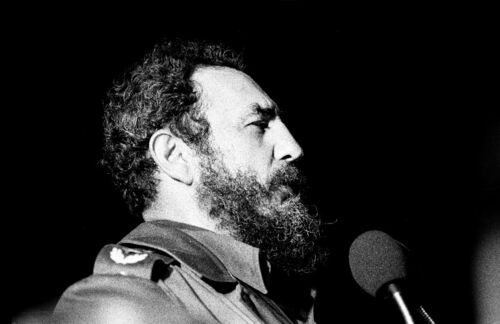 Am 25. November 2016 stirbt Fidel Castro, Ikone der kubanischen Revolution, Regierungschef, Staatspräsident, Vorsitzender der Kommunistischen Partei Kubas. Castro galt als einer der letzten Dinosaurier des Kalten Krieges. „Wenn ich sterbe, wird es niemand glauben“, hat Castro einmal gesagt. Mehr als 600 Anschläge auf sein Leben seien vereitelt worden, so der kubanische Geheimdienst. Castro war mit der Bewegung des 26. Juli die treibende Kraft der kubanischen Revolution, die 1959 zum Sturz des Diktators Fulgencio Batista führte. Als Staats- und Regierungschef Kubas prägte er 49 Jahre lang die Entwicklung seines Landes. Politisch war Castros Rolle international umstritten. Von den einen als kommunistischer Diktator und Verantwortlicher für diverse Menschenrechtsverletzungen gehasst und gefürchtet, von den anderen verehrt und bewundert als Revolutionär und Befreier Kubas. Als innen-, sozial- und kulturpolitische Leistungen werden vor allem Castros Kampf gegen die verbreitete Armut und den Analphabetismus im Land hervorgehoben. Außenpolitisch unterstützte Castro als Protagonist einer antiimperialistischen Weltanschauung auf marxistischer Grundlage – auch militärisch – diverse antikoloniale und nationale Befreiungsbewegungen der sogenannten Dritten Welt im Unabhängigkeitskampf gegen die herrschenden Kolonialmächte.
