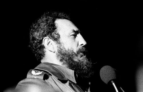 Am 25. November 2016 stirbt Fidel Castro, Ikone der kubanischen Revolution, Regierungschef, Staatspräsident, Vorsitzender der Kommunistischen Partei Kubas. Castro galt als einer der letzten Dinosaurier des Kalten Krieges. „Wenn ich sterbe, wird es niemand glauben“, hat Castro einmal gesagt. Mehr als 600 Anschläge auf sein Leben seien vereitelt worden, so der kubanische Geheimdienst. Castro war mit der Bewegung des 26. Juli die treibende Kraft der kubanischen Revolution, die 1959 zum Sturz des Diktators Fulgencio Batista führte. Als Staats- und Regierungschef Kubas prägte er 49 Jahre lang die Entwicklung seines Landes. Politisch war Castros Rolle international umstritten. Von den einen als kommunistischer Diktator und Verantwortlicher für diverse Menschenrechtsverletzungen gehasst und gefürchtet, von den anderen verehrt und bewundert als Revolutionär und Befreier Kubas. Als innen-, sozial- und kulturpolitische Leistungen werden vor allem Castros Kampf gegen die verbreitete Armut und den Analphabetismus im Land hervorgehoben. Außenpolitisch unterstützte Castro als Protagonist einer antiimperialistischen Weltanschauung auf marxistischer Grundlage – auch militärisch – diverse antikoloniale und nationale Befreiungsbewegungen der sogenannten Dritten Welt im Unabhängigkeitskampf gegen die herrschenden Kolonialmächte.