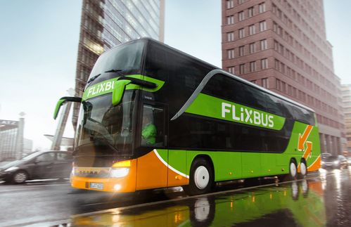 Bereits 500 Ziele im deutschsprachigen Raum fährt die grüne Busflotte FlixBus an – 140 neue Haltestellen vom Schwarzwald bis ins Berner Oberland sollen in diesem Jahr hinzukommen. Seit dem 27. April legt die FlixMobility Tech GmbH auch auf der Schiene nach – mit dem FlixTrain. Mehr als 100.000 Buchungen wurden seit Start der Webseite Anfang März bereits verzeichnet. Mit bis zu 500 Passagieren pro Zug liegt die durchschnittliche Auslastung nach Firmenangaben zwischen 50 und 70 Prozent. „Die Resonanz auf die FlixTrain-Züge übertrifft unsere Erwartungen. Das Angebot auf der Strecke Hamburg–Köln wurde bereits erweitert und für Berlin–Stuttgart wird die Taktung noch Ende Juli auf zweimal täglich erhöht“, so Fabian Stenger, Geschäftsführer FlixTrain/FlixBus DACH. Die Züge und Fernbusse sollen in Zukunft noch besser vernetzt werden. So entsteht ein bundesweites Mobilitätsnetz, das mehr als 600 innerdeutsche Ziele auf der Straße und Schiene verbindet.