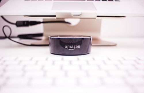 Der Feind in unserem Wohnzimmer? Die Sprachassistentin Alexa des Online-Giganten Amazon ist in den USA bereits seit 2014 zu haben, kam in Deutschland 2016 in den Handel. Auf Zuruf spielt Alexa Musik, liest die Nachrichten vor, erzählt Witzchen oder bestellt Artikel aus dem Amazon-Sortiment. Nicht nur Amazon, auch Google, Apple und andere Firmen sind scharf auf den Markt intelligenter Lautsprecher und schlauer Sprachassistenten. Die Verbindung von Datensammlung und gleichzeitiger Zentralisierung aller Anwendungen auf eine Software ist ein neues Level der Digitalisierung. Als künstliche Intelligenz lernt Alexa nur, wenn man ihr Futter gibt. Und dieses Futter sind Nutzerdaten. Dass Alexa immer noch Schwierigkeiten mit der Verdauung hat, zeigte sie etwa im November 2017: Da spielte das Gerät in Pinneberg bei Hamburg so laut Musik ab, dass die Nachbarn die Polizei riefen.