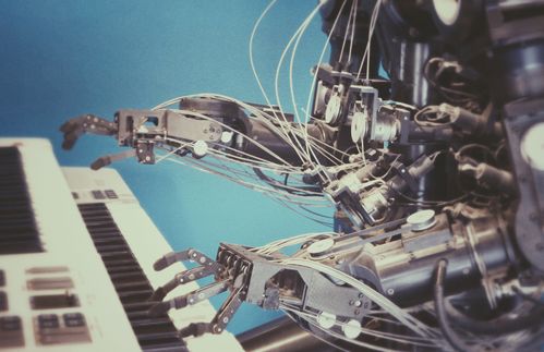 Niemand spielt so schön wie Lang Lang oder Ludovico Einaudi – oder etwa doch? Roboter können mittlerweile nicht mehr nur einfache Haushaltsdienste erledigen oder Fragen beantworten, sondern machen immer mehr dem Menschen Konkurrenz. Während Roboterkonzerte wahrscheinlich noch in weiter Ferne liegen, bedroht künstliche Intelligenz schon heute immer mehr Jobs. Laut einer Studie des Bundesverbandes Digitale Wirtschaft (BVDW) glauben 48 Prozent der Befragten, dass der Mensch die Kontrolle im Verhältnis Mensch-Maschine verlieren werde. 69 Prozent gehen davon aus, dass durch künstliche Intelligenz massenhaft Arbeitsplätze entfallen werden. „Die Entwicklung vollständiger künstlicher Intelligenz“, warnte der Astrophysiker Stephen Hawking nur Monate vor seinem Tod, „könnte das Ende der menschlichen Rasse bedeuten.“ Mit einer Wahrscheinlichkeit von 99 Prozent werden Maschinen in naher Zukunft den Kanalarbeiter ersetzen. Ebenfalls zu über 90 Prozent vor dem Aussterben bedroht: Metallarbeiter, Buchhalter, Versicherungsmakler, Verkäufer und Dachdecker. 