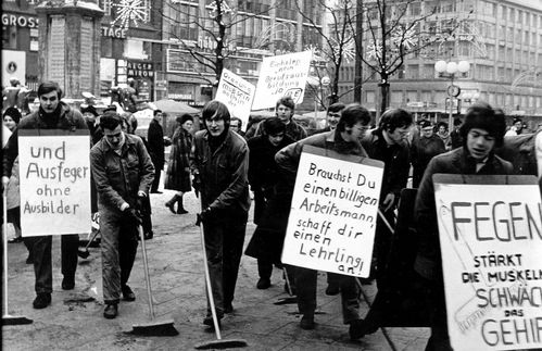 Nicht nur Studenten, auch Lehrlinge, demonstrierten in der 1968er-Bewegung für eine Erneuerung ihres Bildungsweges: Die Lehrlingsbewegung bezeichnete eine soziale Protestbewegung von Auszubildenden des dualen Ausbildungssystems zwischen 1968 und 1972, angeregt durch die außerparlamentarische Opposition der Studentenbewegung. Durch spektakuläre Aktionen erlangten die von Lehrlingen als „ausbeuterisch“ bezeichneten Ausbildungsbedingungen in Lehrbetrieben bundesweit öffentliche Aufmerksamkeit. Das wurde vor allem dadurch bewirkt, dass es nicht nur spontane Einzelaktionen gab, sondern dass sich in der ganzen Bundesrepublik bis hin zu kleineren Städten sogenannte Lehrlingszentren bildeten. Die Lehrlingsbewegung beeinflusste die Tarifpolitik der Gewerkschaften sowie Reformbestrebungen in der beruflichen Ausbildung. Sie fand eine aufnahmebereite Öffentlichkeit vor, da auch in der Wissenschaft erste Beiträge zur Kritik der Berufsausbildung erschienen und der Bundestag 1969 das Berufsbildungsgesetz diskutierte und verabschiedete; außerdem veröffentlichte der Deutsche Bildungsrat 1969 die Denkschrift „Zur Verbesserung der Lehrlingsausbildung“. Der Lehrlingsprotest richtete sich vor allem gegen die Ausbildungspraxis der Betriebe. Die Lehrlinge beklagten mangelhafte betriebliche Lernmöglichkeiten, ungenügende Abstimmung von Theorie und Praxis zwischen Berufsschule und Betrieb, zu viele Hilfsarbeiten ohne Lern- und Übungswert oder gar berufsfremde Aufgaben.