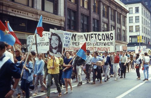 Es geht auf die Straße und gegen den Krieg: Bei einer Anti-Kriegs-Demonstration während des Parteitages der Demokraten in den USA 1968 gingen in Chicago Hunderttausende auf die Straße. Sie zeigten: Die 68er-Bewegung war ein globales Phänomen und reichte weit über linke Kampfparolen hinaus. Und tatsächlich nahmen die Proteste ihren Anfang in den USA: Sie begann mit der Bürgerrechtsbewegung der Afroamerikaner und setzte sich fort im Protest gegen den Vietnamkrieg. Ähnliche Proteste flammten dann in vielen Staaten der Welt auf, darunter die Westdeutsche Studentenbewegung der 1960er-Jahre, der Mai 1968 in Frankreich, Demonstrationen in Großbritannien, Italien, Japan, den Niederlanden und Mexiko. Der Prager Frühling in der Tschechoslowakei und die März-Unruhen 1968 in Polen hatten je eigene Ursachen, zielten aber ebenfalls auf mehr Bürgerrechte und einen demokratischen Sozialismus. Als ökonomische Entstehungsfaktoren gelten eine sich abschwächende Hochkonjunktur und erste gravierende Wirtschaftskrisen in den kapitalistischen Staaten seit dem Zweiten Weltkrieg, die mit sozial stark ungleichen Zugängen zu Bildung und Wohlstand einhergingen. Zu den weltpolitischen Rahmenbedingungen zählt man Veränderungen im Kalten Krieg, darunter das chinesisch-sowjetische Zerwürfnis, die Kubakrise, Stellvertreterkriege zwischen den USA und Sowjetunion und antiimperialistische Befreiungsbewegungen in der „Dritten Welt“.