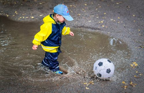 Jeder Piepmatz weiß, wie der Ball wieder aus dem Schlammassel kommt: einfach fest dagegentreten. Und dann um die Untiefen großflächig herumkicken.