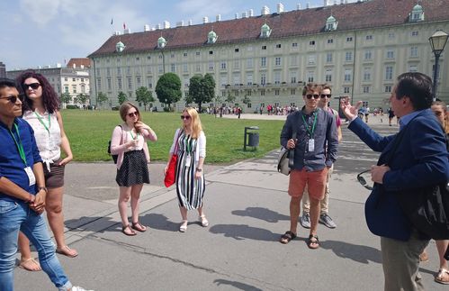 Eines der Ziele der Hochschulgruppen der Hanns-Seidel-Stiftung besteht darin, zur politischen Bildung in einer offenen Gesellschaft beizutragen. Aus dieser Intention heraus konzipierte ein Team um den ZU-Studenten Martin Fenz eine Exkursion nach Wien, um anlässlich mehrerer Jahrestage (170 Jahre Revolution, 100 Jahre Republik, 80 Jahre Annexion) Geschichte und Gegenwart Österreichs zu erkunden. Die Stipendiatengruppe besuchte u.a. den Alten Jüdischen Friedhof und die Gedenkräume im Äußeren Burgtor.