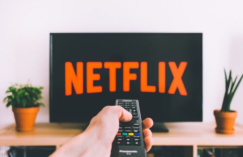 Das US-Unternehmen Netflix wurde 1997 in Kalifornien gegründet und verlieh zunächst online DVDs. Im Jahr 2017 setzte der Video-on-Demand-Anbieter mehr als 11,69 Milliarden US-Dollar um, damit zählt Netflix zu den größten Streaminganbietern in den USA. Von dort stammten im November 2017 knapp 44 Prozent der Nutzer. Im Jahr 2013 startete Netflix mit der Eigenproduktion von Fernsehformaten wie der preisgekrönten Serie „House of Cards“. Es wurde geschätzt, dass sich das Budget für Eigenproduktionen von Netflix im Jahr 2017 auf sechs Milliarden US-Dollar belief. Seit September 2014 ist der Streamingdienst in Deutschland verfügbar und gehört auch hierzulande zu den beliebtesten Video-on-Demand-Anbietern. Mittlerweile ist Netflix in fast allen Ländern der Welt verfügbar und konnte Ende 2017 fast 118 Millionen Abonnenten verzeichnen.