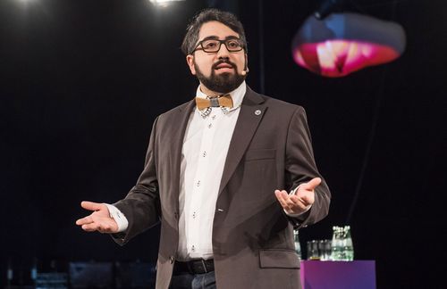 PAIR-Alumnus Manouchehr Shamsrizi ist „among the most publicly prominent voices of Germany's younger generation“ (Washington Post) und „überall dort mit von der Partie, wo die Verbesserung der politischen Verhältnisse noch ordentlich Spielraum nach oben haben“ (re:publica). Er ist u.a. Co-Founder des gamelab.berlin am Exzellenzcluster der Humboldt-Universität (sowie dessen Social-StartUp-SpinOffs RetroBrain R&D), Ariane de Rothschild Fellow der University of Cambridge, Global Justice Fellow der Yale University und gehört zur „Jungen Elite – 40 unter 40“ der CAPITAL. Shamsrizi engagiert sich als Mitglied verschiedener ThinkTanks zu Fragen der Digitalisierung und Gerechtigkeit, darunter für den Stifterverband für die Deutsche Wissenschaft, die ZEIT Stiftung, die Wacken Foundation sowie das Grameen Creative Lab von Friedensnobelpreisträger Prof. Muhammad Yunus, war Redner beim Bellevue Forum von Bundespräsident Joachim Gauck und geladener Teilnehmer des Global Entrepreneurship Summit des ehemaligen US-Präsidenten Barack Obama in Stanford. Er lehrt zur „Zukunft von Allem: Blockchain, Gamification, Virtual Reality und Künstliche Intelligenz als gesellschaftliche Treiber“ an der Leuphana Universität Lüneburg sowie an der Stockholm School of Economics in Riga, wo er der Faculty der „Digital Transformation Masterclass“ angehört.