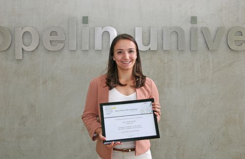 Julia Felfeli ist wissenschaftliche Mitarbeiterin am Lehrstuhl für Sozial- und Wirtschaftspsychologie und präsentierte zusammen mit ZU-Professorin Anja Achtziger auf der diesjährigen Konferenz der Association for NeuroPsychoEconomics in Zürich ihre Forschungsarbeit. Die Konferenz thematisierte die interdisziplinäre Forschung in den Bereichen Neurowissenschaften, Psychologie, Ökonomie, organisationales und Konsumentenverhalten sowie Marketing. Dabei wurden neben Keynotes zahlreiche Paper und Poster präsentiert. Der von den beiden Wissenschaftlerinnen vorgestellte Artikel „Confidence Judgments in own skills: The effects of gender and monetary incentives” befasst sich mit der Selbsteinschätzung eigener Fähigkeiten sowie geschlechtsspezifischen und monetären Anreizen als möglichen Interventionsmaßnahmen zur Reduktion von Verzerrungen in der Selbstwahrnehmung. Die Arbeit wurde am Ende der zweitägigen Konferenz mit dem „Best Paper Award“ ausgezeichnet.