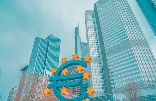 Fünf zentrale Beobachtungen haben die 154 Ökonomen, unter ihnen auch ZU-Professor Alexander Eisenkopf zur Zukunft der europäischen Währungs- und Bankenunion angestellt. Sie befürchten, dass für Banken und Aufsichtsbehörden der Anreiz sinkt, faule Kredite zu bereinigen, wenn der Europäische Stabilitätsmechanismus wie geplant als Rückversicherung für die Sanierung von Banken eingesetzt wird. Auch vor einem Europäischen Währungsfonds warnen sie – mit ihm würden Länder Einfluss bekommen, die nicht zur Eurozone gehören. Eine dritte der fünf Sorgen: Wenn die Einlagensicherung für Bankguthaben wie geplant vergemeinschaftet wird, würden auch die Kosten der Fehler sozialisiert, die Banken und Regierungen in der Vergangenheit begangen haben. Mit einem Klick auf das Bild gelangen Sie zum kompletten Text des mahnenden Aufrufs. 