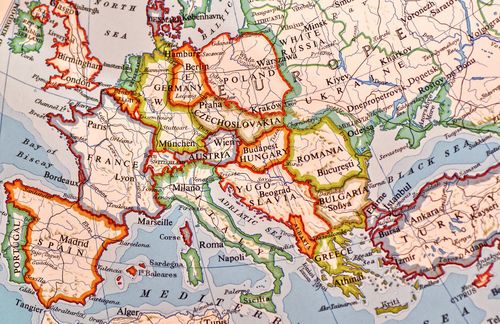 Europa – in Uneinigkeit vereint. So könnte man den aktuellen Zustand des fragilen Gebildes bezeichnen. Das zeigt auch die Diskussion um die mögliche Veränderung der europäischen Währungs- und Bankenunion. Doch wie soll es mit Europa und seinem Finanzsystem weitergehen? Das Haftungsprinzip sei ein Grundpfeiler der Sozialen Marktwirtschaft, schreiben die 154 Wirtschaftsprofessoren in der FAZ. Eine Haftungsunion hingegen gefährde den Wohlstand. Dies zeige sich etwa in einem sinkenden Lohnniveau für immer mehr, meist junge Menschen. Das wollen die WIssenschaftler über Strukturreformen verhindern, statt neue Kreditlinien und Anreize für wirtschaftliches Fehlverhalten zu schaffen. Die Privilegierung der Staatsanleihen in der Risikovorsorge der Banken sei abzuschaffen, die Eurozone brauche ein geordnetes Insolvenzverfahren für Staaten und ein geordnetes Austrittsverfahren. Auch bei der Zentralbank wollen sie ansetzen: Bei der EZB sollten Haftung und Stimmrechte miteinander verbunden werden. Die Target-Salden seien regelmäßig zu begleichen. Die Ankäufe von Staatsanleihen sollten ein schnelles Ende finden.