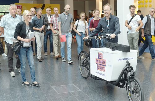 Die europaweit bekannte Messe EUROBIKE ist der zentrale Anlaufpunkt, wenn es um zweirädrige Mobilität und das Treten in die Pedale geht. Auch bei der diesjährigen Ausgabe im Juli 2018 wurde deutlich: Cargobikes haben sich vom Geheimtipp in der Öko-Nische längst zum urbanen Trendsetter entwickelt. Immer mehr Familien schätzen die praktischen Fahrräder mit Ladefläche als stylishen und gleichzeitig nachhaltigen Zweit- oder gar Erstwagenersatz. Logistikunternehmen wiederum entdecken Lastenfahrräder mehr und mehr als geniale Lösung für die schwierige letzte Meile in urbanen Umfeldern. Bereits 2016 sind in Deutschland rund 15 000 Lastenfahrräder mit Elektroantrieb verkauft worden. Zwar liegen die Marktzahlen für 2017 noch nicht vor, aus Marktkreisen ist aber zu hören, dass sich der 2016er Absatz im vergangenen Jahr ungefähr verdoppelt habe. Tendenz 2018 weiter steigend: Laut der jüngsten Auflage des Fahrradmonitor – einer im Auftrag des Bundesministeriums für Verkehr und digitale Infrastruktur durchgeführten Umfrage –, können sich rund 7 Prozent der Bundesbürger vorstellen, dass bei ihrem nächsten Fahrradkauf ein Lastenfahrrad über die Ladentheke rollt. Gemessen am deutschen Gesamtmarkt von rund 4 Millionen Fahrrädern jährlich, hat der Markt für Cargobikes also noch eine vielversprechende Zukunft.