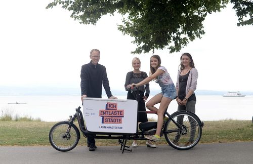 Mehr als 600 Kilometer trennen die Städte Friedrichshafen und Herne. Was sie verbindet, sind die „Letzte Meile“ und ein innovatives Lastenradprojekt, an dem auch die Zeppelin Universität mitwirkt. Denn die Idee zum Einsatz von Lastenfahrrädern im Wirtschaftsverkehr stammt vom Bodensee, genauer gesagt vom dort ansässigen Center for Mobility Studies | CfM unter der Leitung von Professor Dr. Wolfgang H. Schulz. Ziel ist es, in Städten und Ballungsgebieten eine sowohl ökologisch als auch wirtschaftlich effiziente Mobilitätslösung für Unternehmen zu erproben. Mit dem Lastenfahrrad erreichen Zusteller gerade auf der letzten Meile im Stadtverkehr – bei entsprechender Infrastruktur für Fahrräder – eine hohe Produktivität. Allerdings ist der Einsatz von Lastenfährrädern im deutschen Wirtschaftsverkehr bisher kaum untersucht, und der Einsatz beschränkt sich auf wenige Modellprojekte.