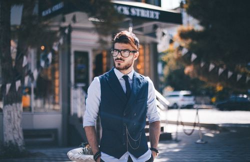 Aufgepasst, liebe Leser! Das ist ein Hipster! Neben Taschenuhr, Brille und hochgekrempelten Ärmeln zur Weste gehört zumindest ein kurzer Bart fest zum Repertoire des Hipsters. Denn der Hipster weiß, während er in einem gentrifizierten Stadtteil seinen Soja-Latte-Macchiato trinkt: Männer mit Bart wirken attraktiver, kompetenter und männlicher. Das behaupten zumindest gar nicht so hippe Wissenschaftler. Laut einer Studie des australischen Psychologen Barnaby J. Dixson, die im August 2016 im „Journal of Evolutionary Biology“ erschien, wirken Männer mit Bart auf Frauen besonders attraktiv – vor allem als Langzeitpartner. Dabei wurden 8520 Frauen gebeten, die Gesichter von Männern einzuschätzen, wobei Fotos derselben männlichen Gesichter mit Photoshop bearbeitet wurden, sodass sie einmal glattrasiert, mit Stoppeln, mit ein wenig Bart und mit Vollbart waren. Und Männer mit Bart kamen dabei sehr gut weg. Doch nicht nur als Langzeitpartner kommen sie in Frage, sie werden auch als ausgesprochen sexy wahrgenommen. Aus einer Studie der University of Queensland aus dem Jahr 2015 geht hervor, dass Männer mit Vollbart auf Frauen sexuell anziehender wirken als Männer, die keinen Vollbart haben. Die Forscher vermuten, dass Frauen denken, dass Männer mit starkem Bartwuchs auch viel vom Sexualhormon Dihydrotestosteron produzieren – ergo potenter sind.
