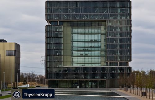 Der Stahlkonzern Thyssenkrupp ist eines der deutschen Traditionsunternehmen schlechthin. Doch der Großkonzern befindet sich in einem Umbruch: Der Konzern will sich von dem schwankungsanfälligen Stahlgeschäft trennen und stärker auf Industriegütergeschäfte wie Aufzüge oder Komponenten für die Autoindustrie setzen. Zusätzlich sorgte im Mai dieses Jahres eine weitere Nachricht für Unruhe: Der aktivistische Investor Paul Singer hatte mit seinem Hedgefonds Elliott eine Minderheitsbeteiligung an dem Konzern erworben. Singer könnte in den kommenden Wochen mehr als 3 oder 5 Prozent der Anteile halten, heißt es. Ein Ziel des Fonds ist es angeblich, Thyssenkrupp-Chef Heinrich Hiesinger zu ersetzen. Singer ist bekannt dafür, sich aktiv in Firmenpolitik einzumischen, um so den Wert seiner Beteiligungen nach oben zu treiben. Dabei sucht er sich oftmals Konzerne heraus, die umgebaut oder übernommen werden. Hierzulande mischte er unter anderem auch beim Verkauf des deutschen Medikamentenherstellers Stada mit.