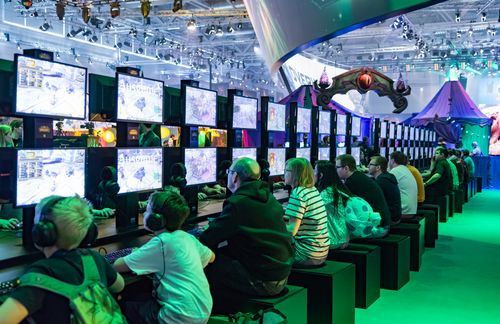 Auch auf der Kölner Videospielemesse gamescom verschwammen im August wieder die Grenzen zwischen Realität und Virtualität. In ihrem zehnten Jahr unterstrich die gamescom ihre Position als größtes und aufregendstes Gamesevent der Welt: Insgesamt besuchten 370.000 Menschen die gamescom im Jubiläumsjahr – eine neue Bestmarke. Auch bei der Anzahl der Aussteller wurde ein neuer Rekord aufgestellt: Erstmals waren 1.037 Unternehmen und Organisationen aus 56 Ländern präsent. „Im zehnten Jahr war die gamescom so stark wie noch nie: Es gab Weltpremieren zur Eröffnung und neue Bestmarken bei den Besucher- und Ausstellerzahlen“, sagte Felix Falk, Geschäftsführer des game – Verband der deutschen Gamesbranche und Träger der gamescom. „Beeindruckend waren aber auch die Besuche von erneut rund 150 Politikern auf der gamescom. Dabei sagten Spitzenpolitiker unter anderem die zeitnahe Umsetzung der Entwicklungsförderung zu.“ Die Flucht aus der Realität in animierte Welten, sie scheint auch 2018 wieder in Mode zu sein.