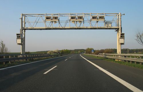 Hier gibt's Geld für den Staat – denn auf Deutschlands Autobahnen kontrollieren solche Einrichtungen nicht etwa die Geschwindigkeit, sondern ob LKW-Fahrer mit ihren Brummis ordnungsgemäß Mautgebühren zahlen. "Der aktuelle Betreibervertrag zwischen dem Bund und Toll Collect läuft zum 31. August 2018 aus. Eine Verlängerung des Vertrages ist vergaberechtlich nicht möglich. Der Bund wird daher sämtliche Geschäftsanteile an der Betreibergesellschaft des Lkw-Mautsystems zunächst selbst übernehmen", kündigte die Bundesregierung dazu passend im Netz an. Das Unternehmen Toll Collect ist seit 2005 mit der Erhebung der Lkw-Maut und der automatischen Kontrolle mittels Kontrollbrücken beauftragt. Für diese Dienstleistungen erhält die Toll Collect GmbH eine Vergütung, die klar im Mautbetreibervertrag geregelt ist. Die Gesamtvergütung beträgt pro Jahr rund 450 Millionen Euro. Dieser Vergütung standen im Jahr 2017 rund 4,7 Milliarden Euro Einnahmen des Bundes aus der Lkw-Maut gegenüber. Diese werden seit 2011 ausschließlich für die Bundesfernstraßen verwendet. An der Toll Collect GmbH mit Sitz in Berlin sind mit je 45 Prozent die Deutsche Telekom und Daimler Financial Services beteiligt. Der französische Vinci-Konzern hält weitere zehn Prozent der Anteile.