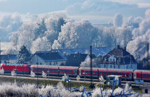 Der Winter naht – und mit ihm sicherlich auch neue Verspätungen der Deutschen Bahn. Denn mit Schnee und Eis auf den Schienen haben die Züge des Unternehmens seit jeher zu kämpfen. Abhilfe schaffen soll der neue Deutschland-Takt – ein Einheitsfahrplan. Das Ziel des Deutschland-Takts besteht darin, mit einem netzweit abgestimmten Taktangebot im Schienenpersonenverkehr die Wegekette im System Bahn für eine große Anzahl von Personen attraktiver zu gestalten. Dazu sollen Züge in regelmäßigen Abständen, zum Beispiel alle 30 oder 60 Minuten, an jedem der bestimmten Knotenbahnhöfe in Deutschland einfahren und diesen nach kurzer Zeit wieder verlassen, um lange Warte- und Umsteigezeiten zu vermeiden. Die netzweite Vertaktung kann auch zu einem Mehr an Reiseverbindungen führen. Im Schienengüterverkehr ermöglicht die Einführung eines Integralen Taktfahrplans eine hohe Verfügbarkeit von Systemtrassen.