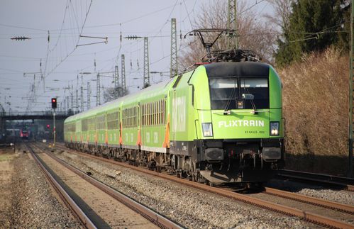 Grüne Welle: Der Bahnkonkurrent FlixTrain ist erst in diesem Jahr in Deutschland gestartet, dennoch blickt das alternative Bahnangebot schon im September auf ein erfolgreiches Jahr zurück und rechnet mit weit mehr Passagieren als erwartet. Zugleich wirft das Unternehmen der Deutschen Bahn eine Behinderung des Wettbewerbs vor. „Wir rechnen 2018 mit rund 750.000 Passagieren“, sagte FlixBus-Chef André Schwämmlein im Gespräch mit der Nachrichtenagentur Reuters. Für 2019 wolle man die Verbindungen ausbauen und neue aufnehmen. Doch die Netzgesellschaft der Deutschen Bahn bremse den Wettbewerb aus: „Wir sind ein Stück weit schockiert, was wir für Trassen bekommen haben.“ FlixTrain unter dem Dach von FlixMobility werde daher bei der Bundesnetzagentur Beschwerde einreichen. Die Deutsche Bahn wies den Vorwurf des unfairen Wettbewerbs zurück – das Unternehmen, das bislang praktisch Monopolist im Fernverkehr mit ihren IC- und ICE-Zügen ist. In diesem Jahr könnte sie rund 150 Millionen Passagiere befördern. Versuche, dem Staatskonzern Konkurrenz zu machen, sind in der Vergangenheit unter anderem wegen der hohen Investitionskosten in Züge gescheitert. Immer wieder wurde aber der Bahn vorgeworfen, über die Kontrolle des Schienennetzes bremse sie Wettbewerber aus.