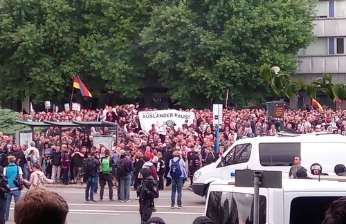 Auch die aktuellen gesellschaftlichen Zusammenstöße in Chemnitz haben viel mit Narrativen und Erzählungen zu tun – trotzdem reduzieren Geisteswissenschaftler solche Konflikte auch jetzt wieder etwa auf Wirtschaftsdaten oder Umfragewerte. „Das rechte Narrativ der Auseinandersetzungen in Chemnitz lautet: Ein Deutscher wurde von zwei Ausländern abgestochen, weil er eine deutsche Frau vor sexuellen Übergriffen schützen wollte“, schreibt etwa die Wochenzeitung „DIE ZEIT“ über den Auslöser der Auseinandersetzungen. Und auch der NDR kommentiert, dass aktuelle gesellschaftliche Konflikte viel mehr mit Erzählungen zu tun haben als mit Methodik: „Ist der Kampf gegen rechts wirklich das, was am wichtigsten ist in unserem Land? Dieses von Politik und Medien gepflegte Narrativ hat nicht erst seit Chemnitz Schaden genommen. Viele glauben längst, dass damit von anderem abgelenkt werden soll - insbesondere von den Kollateralschäden der deutschen Migrationspolitik.“ Höchste Zeit also für die Wiederentdeckung des Erzählens?