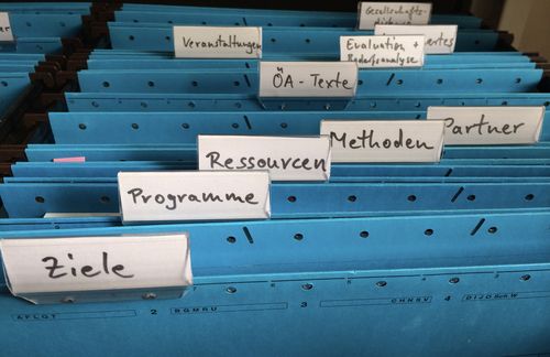 Fragen und Hypothesen entwickeln, Daten sammeln und auswerten, Methoden anwenden und zum Fazit zusammenführen: So sieht das Vorgehen vieler geisteswissenschaftlicher Arbeiten an deutschen Universitäten im 21. Jahrhundert aus. Der Leitspruch „Wissenschaft ist, was Wissen schafft“ scheint heute fast ausschließlich methodengestützt zu funktionieren. „Ihre Abneigung gegen das Erzählen ist teilweise noch größer als die der Naturwissenschafter, die zumindest ihre populärwissenschaftlichen Werke erzählend ausgestalten. Und selbst dort, wo Geisteswissenschafter versuchen, das Korsett ihrer Methoden zu weiten, um wieder Luft zum Denken zu bekommen, vergessen sie notorisch das Erzählen“, kritisiert ZU-Professor Jan Söffner deshalb in seinem ZU|Ruf.