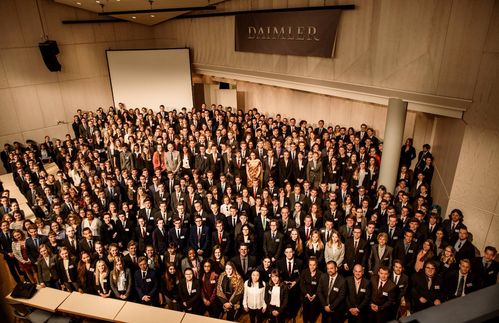 Anzug an, die Krawatte sitzt, der Diplomatenstatus hält. So sieht es in Stuttgart einmal jährlich aus, wenn Schüler die Vereinten Nationen beim Planspiel „Model United Nations Baden-Württemberg“ simulieren. „Schüler spielen Vereinte Nationen“ ist die Idee hinter der Veranstaltung: Jedes Jahr kommen etwa 500 Jugendliche ab 16 Jahren nach Stuttgart, um in die Rolle von Diplomaten, Journalisten und Vertretern von NGOs zu schlüpfen und eine Sitzungswoche der Vereinten Nationen zu simulieren. Damit will das Organisationsteam Jugendlichen die Begeisterung, Inspiration und Fähigkeiten vermitteln, die sie brauchen, um reflektiert, weltoffen und menschlich die Zukunft zu gestalten. MUNBW wird seit 2002 jährlich von mehr als 60 Jugendlichen, überwiegend Studierenden, ausschließlich auf Basis ehrenamtlicher Tätigkeit organisiert. Die Vorbereitung nimmt etwa ein Jahr in Anspruch, dabei werden rund 15.000 ehrenamtliche Arbeitsstunden geleistet. Eingebunden ist das Projekt in den Trägerverein Deutsche Model United Nations e.V., der mehr als zwölf Jahre Erfahrung mit Veranstaltungen dieser Art vorweisen kann. 