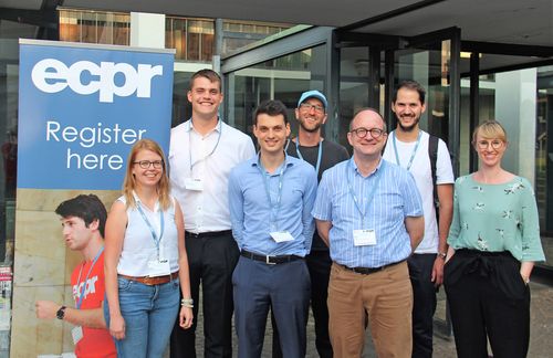 Mit den ZU-Wissenschaftlern Dr. Nadine Meidert, Dr. Florian Bader, Prof. Dr. Martin Elff, Maximilian Nagel, Nele Kortendiek (v. l.), Prof. Dr. Lisbeth Zimmermann und Sarah Glück (beide nicht im Bild) sowie dem PAIR-Alumnus Luca Messerschmidt (2. v. l.) und dem PAIR-Studenten Marcel Schliebs (3. v. l.) waren insgesamt neun ZUler auf der European Consortium for Political Research (ECPR) General Conference in Hamburg vertreten. Dort gaben sie in diversen Panels Einblicke in ihre aktuellen politik- und sozialwissenschaftlichen Forschungsarbeiten.